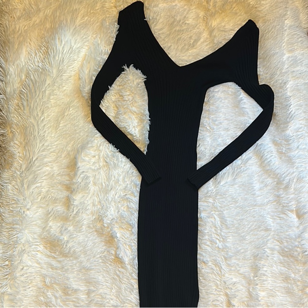Chic Black Long Sleeve Dress with Sleek Silhouette